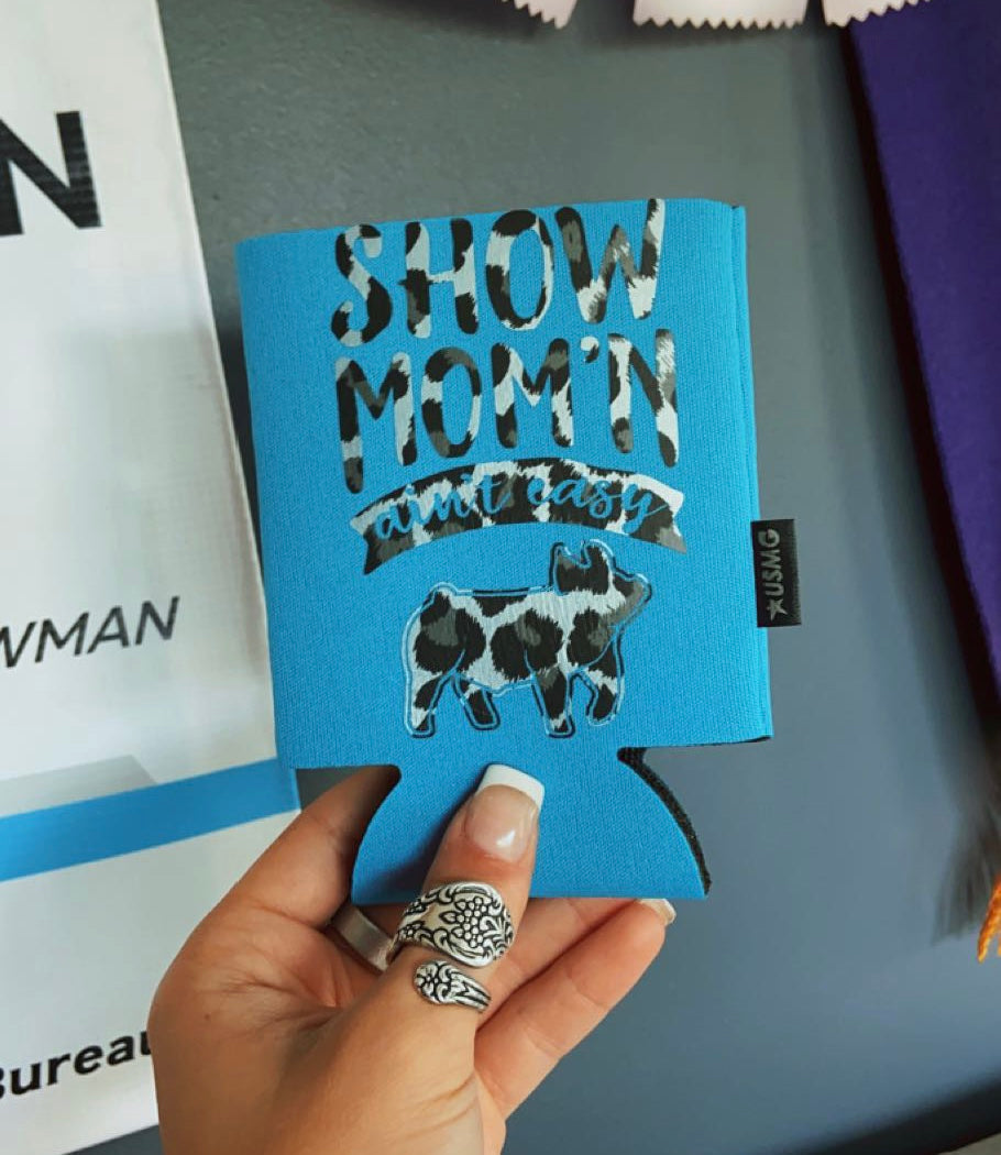 “Show Mom’n Ain’t Easy” Pig Can Koozie